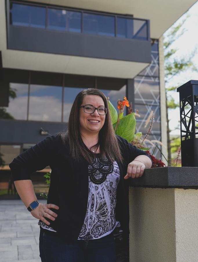 Mindy Parker ’17L, ’23C stands outside Fred Brown Center in 林肯.